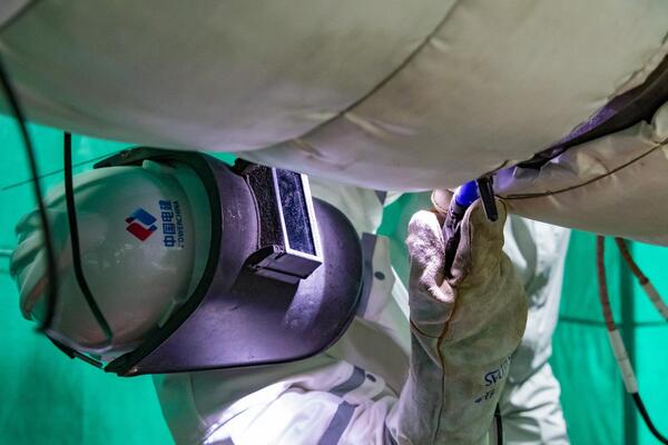 1-3電建核電公司焊工正在精心施焊.jpg