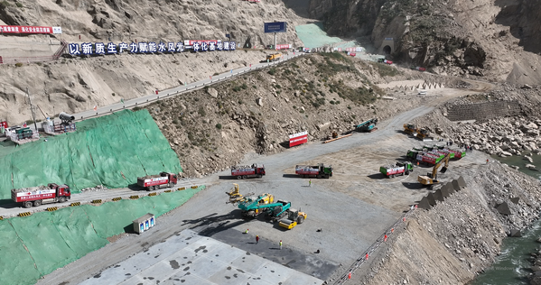 截流現場照片。崔晨天 攝.png